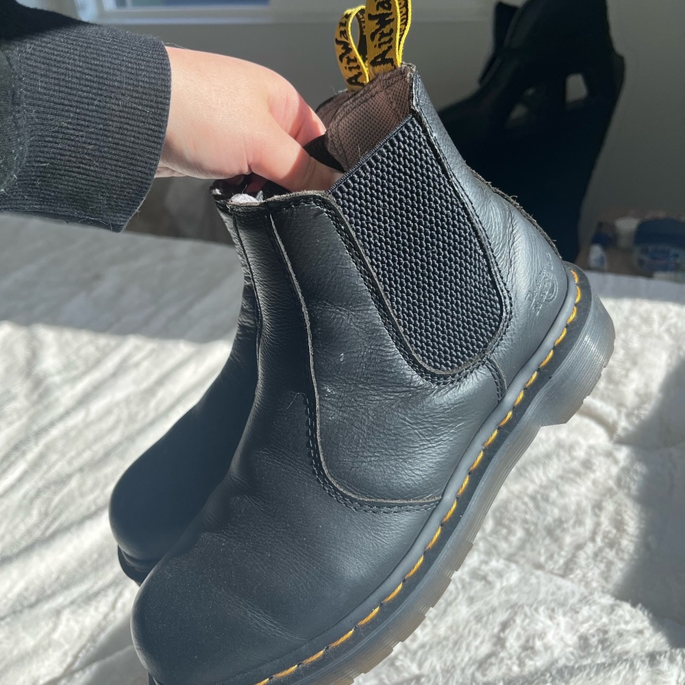 DOC MARTEN CHELSEA BOOTS W/ COMFY AIR INSOLES